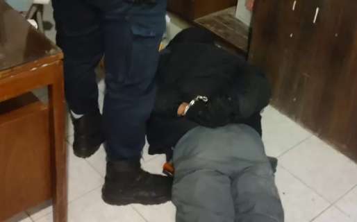 Encontró un ladrón en su casa, lo golpeó y lo entregó a la policía