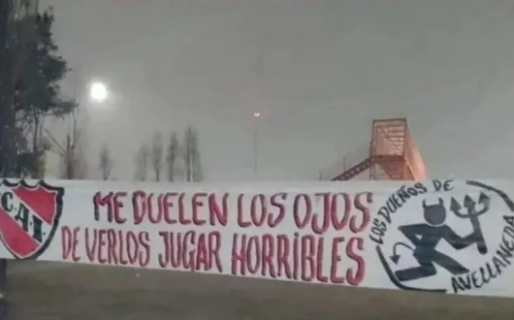 “Me duelen los ojos de verlos jugar, horribles”, los amenazantes carteles a los jugadores de Independiente
