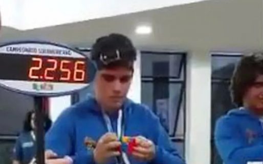 Un chico de 14 años rompió el récord argentino de armado de cubo mágico