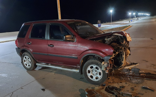 Un auto que venía corriendo picadas en contramano lo chocó y destrozó su frente