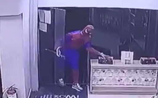 Spiderman se quiso robar un parlante