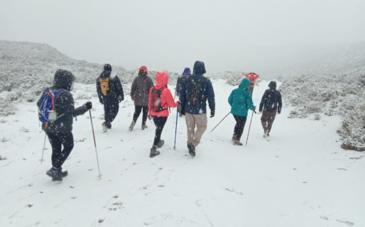 El municipio de Rada Tilly organizó una jornada de trekking y la nieve hizo que sea mágico