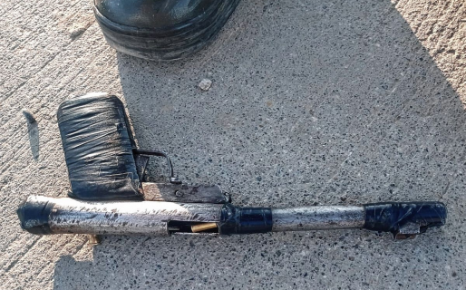 Circulaban en la calle con un arma y un cuchillo de carnicero