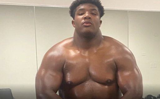 Mide 1.85m, pesa 134kg y tiene solo 14 años