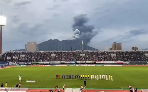 Un volcán entró en erupción en pleno partido