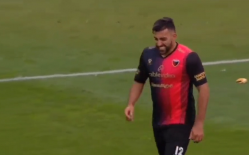 ‘Wanchope’ Ábila erró un gol insólito y le arrojaron una medialuna desde la tribuna