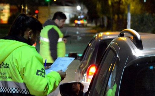 Cuadruplicó el nivel de alcoholemia permitido, se fugó del control de tránsito y abandonó a su novia en el lugar