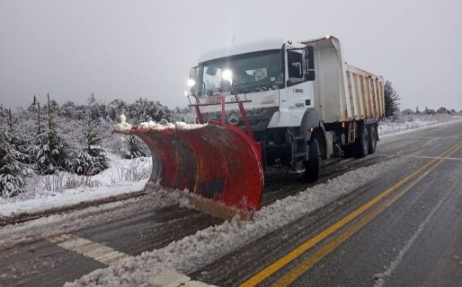 La Ruta 40 continúa complicada por la presencia de hielo en el camino