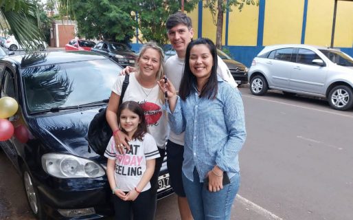 Su hija tiene una discapacidad y una pareja le regaló su auto para poder trasladarla: “Nos cambió la vida”