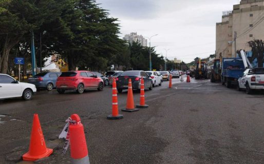 Se pide precaución en Avenida Yirigoyen frente a Plaza San Martín
