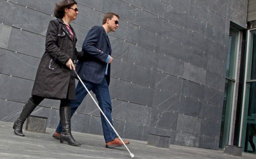 Una joven quiso ayudar a un no vidente a cruzar la calle y casi la secuestran