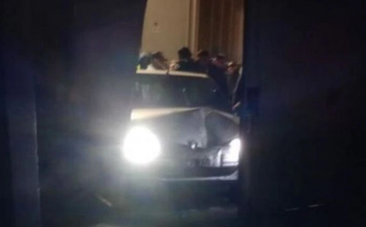 Enojado porque lo habían echado, un joven incrustó su auto en la entrada de un boliche