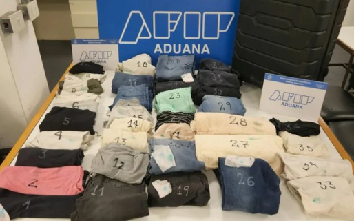 Vieron a una mujer nerviosa en Ezeiza, la pararon en un control y tenía 10 kilos de cocaína pegados al cuerpo