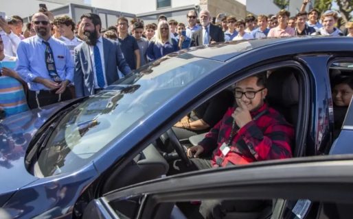 “Profe, te regalamos un auto”: viajaba 6 horas por día para dar clases, tuvo recompensa y su reacción emociona