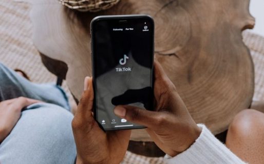 Una maestra subió un video a TikTok reconociendo que llegaba tarde y la echaron del trabajo