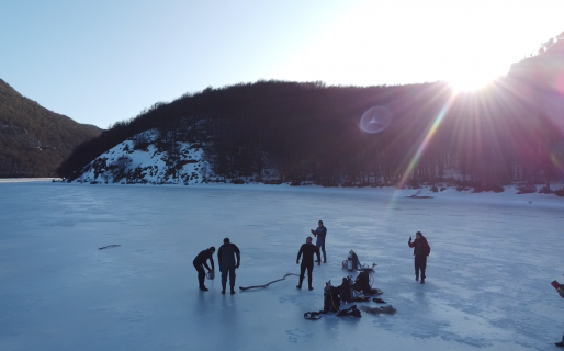 Unidos por el objetivo de dar a conocer la Patagonia profunda, hicieron buceo en un lago congelado del oeste provincial