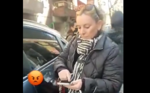 «Sos un planero, ¿no?»: estacionó mal, agredió a un encargado, llamó a la policía y terminó multada
