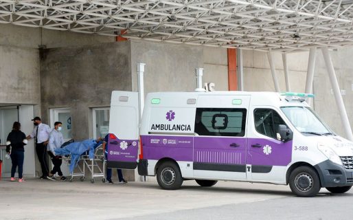 Una mujer violó una perimetral, apuñaló a su ex y le dieron arresto domiciliario para cuidar a sus hijas