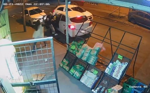 Una mujer atacó a escobazos a ladrones que querían robarle el auto con su hija adentro