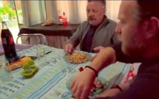 Ewan McGregor fue grabado mientras comía guiso en un pueblito de La Rioja y el video se viralizó