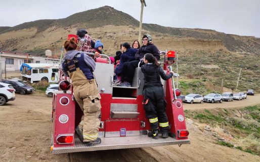 Los bomberos se sumaron al festejo por el Día de la Niñez en barrio Sismográfica