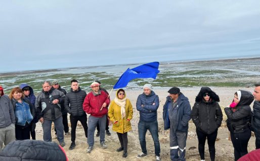 Abrazo simbólico por las playas públicas