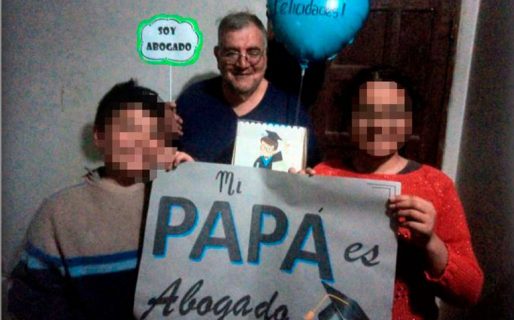 Carlos, el vendedor ambulante que se recibió de abogado a los 51 años