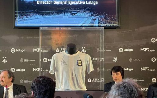 La camiseta con la que Maradona jugó la final del ‘86 vuelve a la Argentina tras una generosa donación