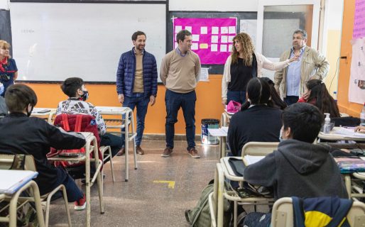 Luque recorrió las obras que se hicieron en el colegio Perito Moreno con fondos municipales