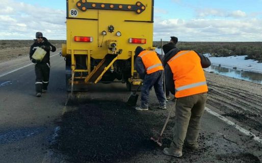 Siguen los trabajos de bacheo y las precipitaciones complican algunas rutas
