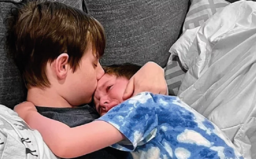 Sabe que morirá de cáncer y consoló a su hermanito: la imagen viral que conmociona al mundo