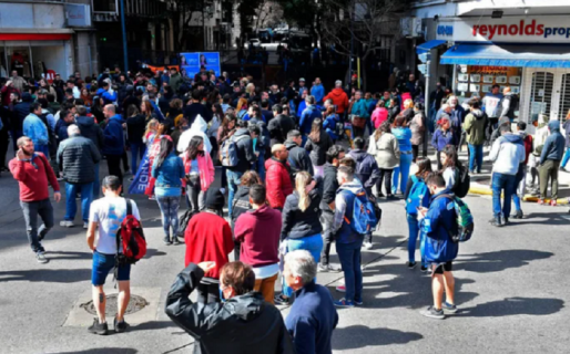 Las columnas de militantes llegan a Recoleta para respaldar a Cristina Kirchner