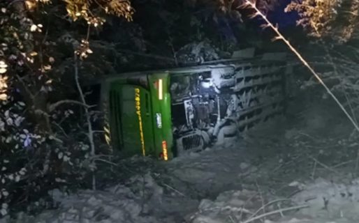 Héroe en la nieve: un vecino de Bariloche iba por la ruta de los Siete Lagos, vio un micro volcado y salvó a 15 personas