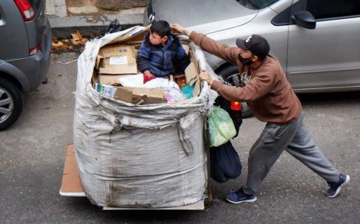 Más de un millón de niños y adolescentes saltearon una comida diaria por la crisis económica