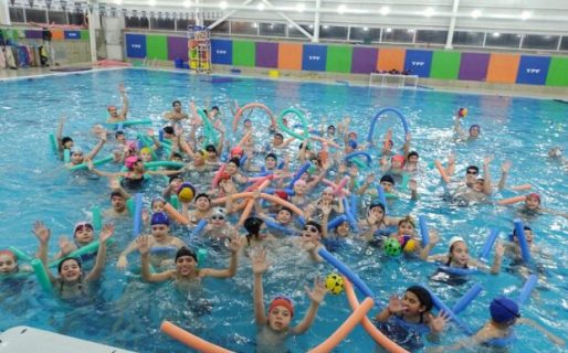 Natación y waterpolo se unieron en un histórico encuentro