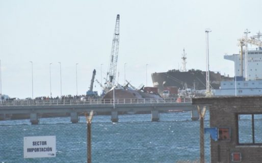 Un barco está escorado en Puerto Madryn y trabajan para que no se hunda