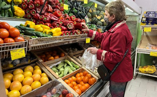 Comprar frutas y verduras, una misión cada vez más difícil por los precios