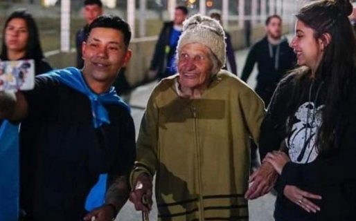 Una abuela fanática del Indio Solari fue al recital en San Luis y recibió una inesperada sorpresa