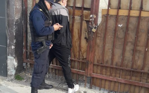 Robó dinero, un celular y fue detenido