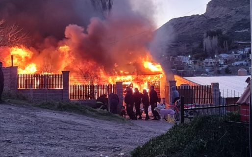 Impresionante incendio en una casa de Laprida