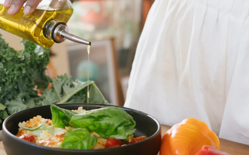 La Anmat prohibió la venta de la versión falsificada de un reconocido aceite de oliva y alertó sobre otros productos