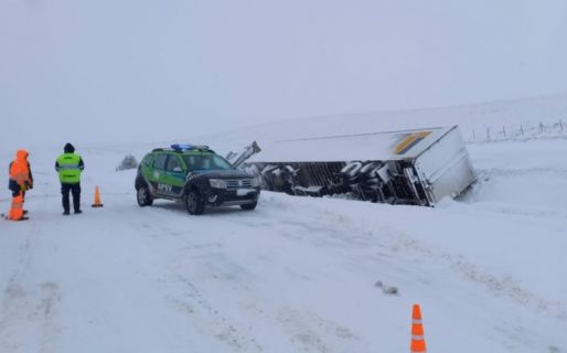 Por las intensas nevadas, volcó camión chileno y otro despistó