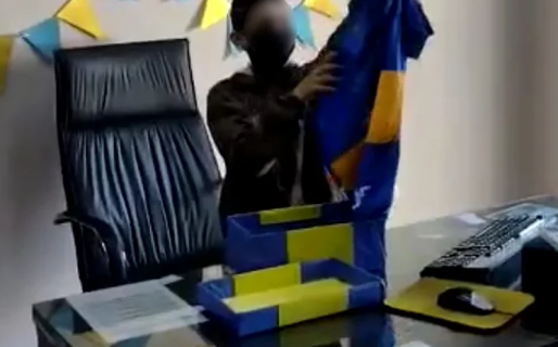 Es de River, y en su rol de juez vistió su despacho con los colores de Boca para anunciarle su adopción a un niño