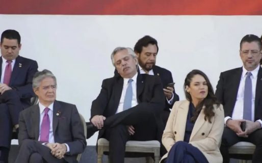 Alberto Fernández se durmió durante el acto de asunción de Gustavo Petro