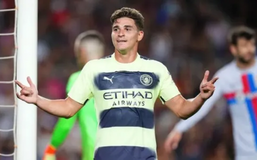 Julián Álvarez le marcó un gol al Barcelona