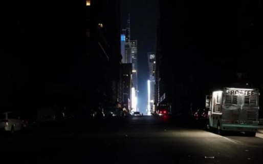 Un electricista cortaba la luz a todo el pueblo para juntarse en secreto con su novia