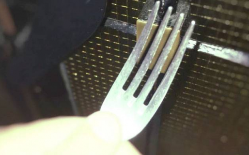 Intentó asaltar a un policía con un tenedor y terminó muerto