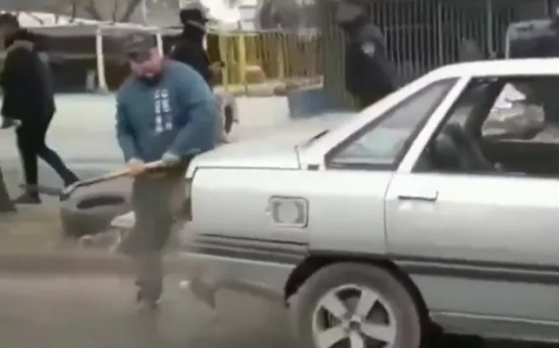 Destruyó su auto con una pala mientras se lo llevaba la grúa