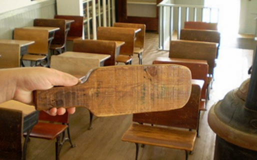 Vuelven a permitir los azotes a los alumnos