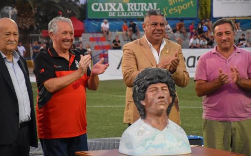 La llamativa estatuilla con la que decidieron homenajear a Maradona, ¿se parece?